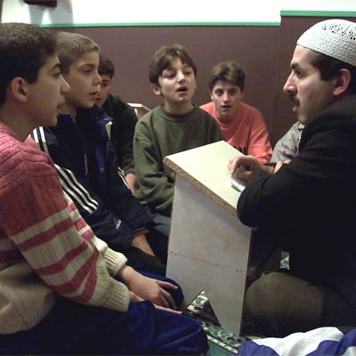 [Junge+Muslime+in+einer+Moschee+in+Berlin-Kreuzberg.JPG]
