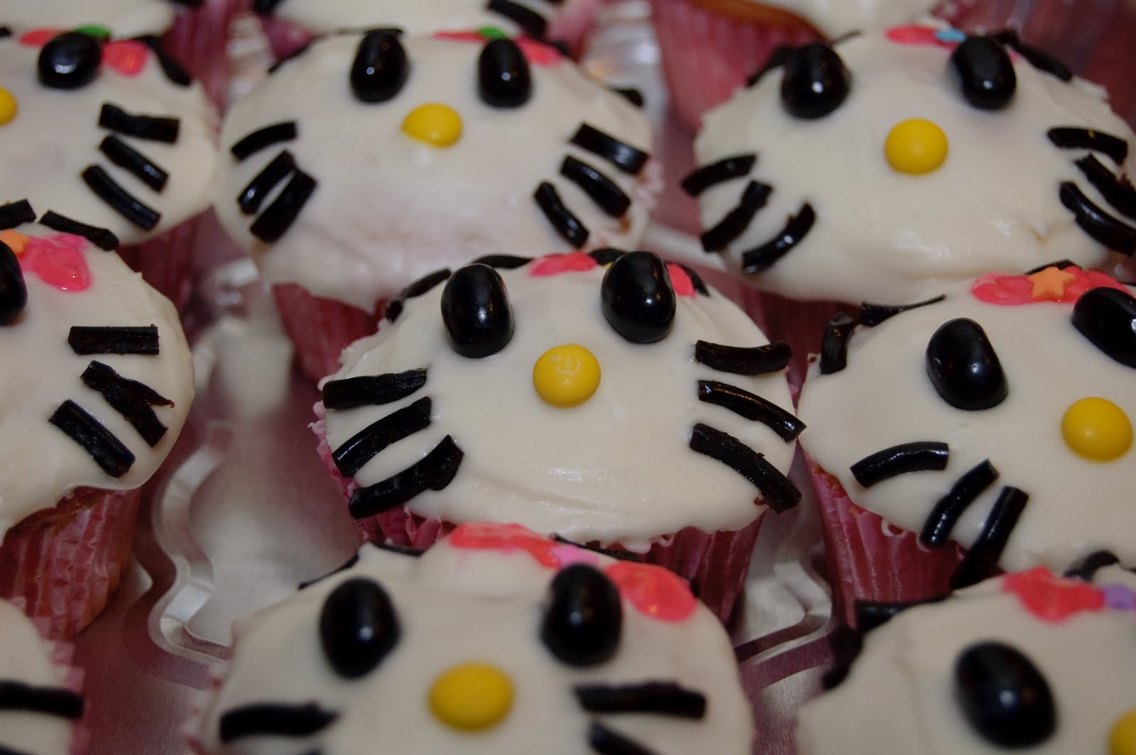 Lilybug Designs: Hello Kitty Cupcakes