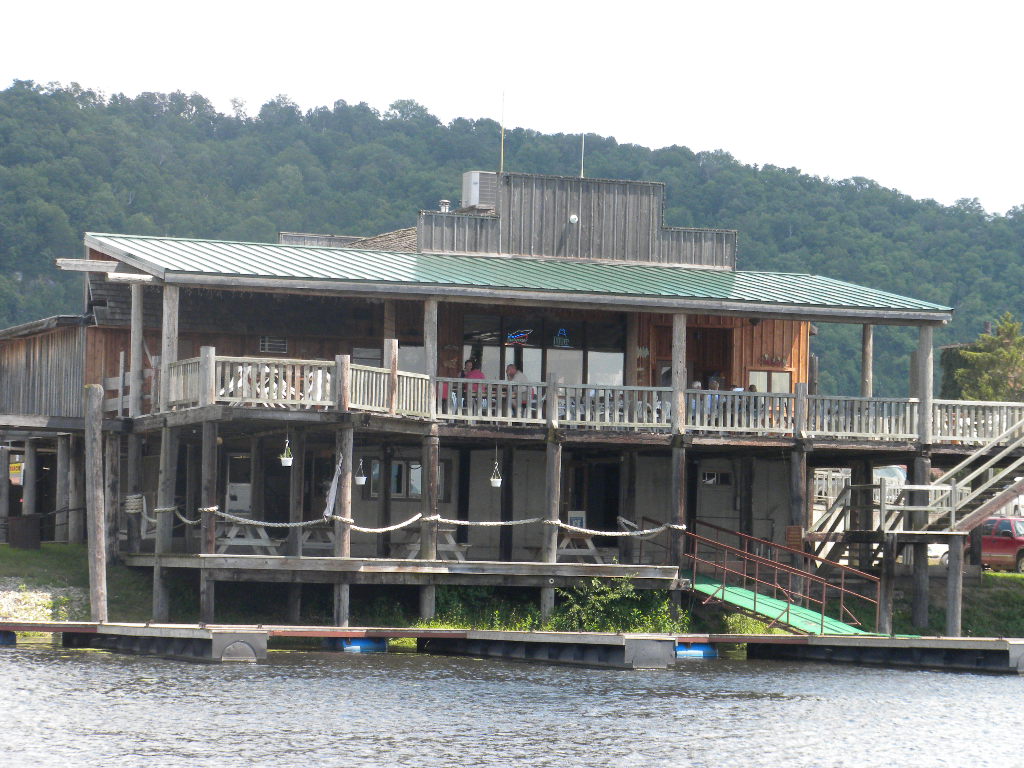 Houseboating Excursions in the Mississippi River Valley: Prairie Du Chien Marinas