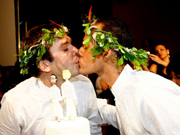 http://4.bp.blogspot.com/_NinbZtZmkyo/TD862IbeC4I/AAAAAAAAApY/d8yx3EQtHjo/s1600/casamento_gay.jpg