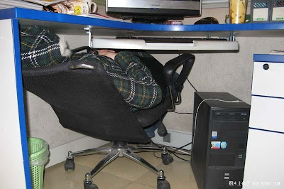 Yet another way to sleep in office (3) 2