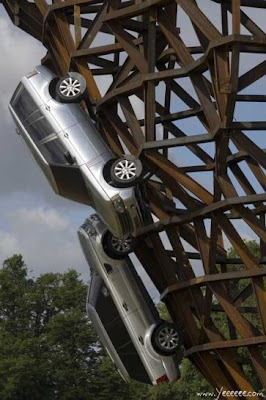 Land Rover Scales New Heights - Sculpture (7) 4