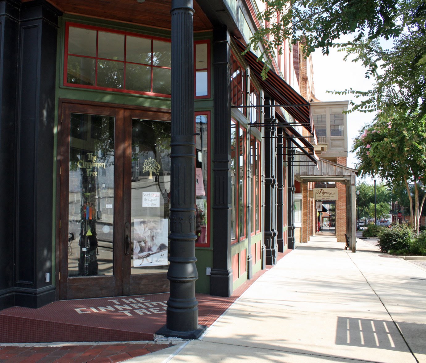Southern Lagniappe Window Shopping in Vicksburg