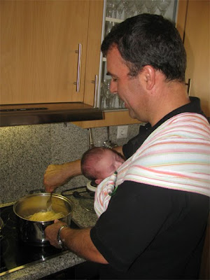 Ο μπαμπάς φτιάχνει μακαρονάδα με το νεογέννητο μωρό του σε μάρσιπο sling!