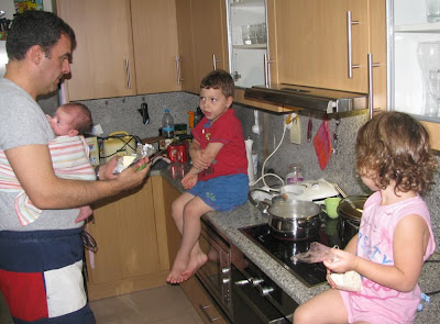 Ο τρίτεκνος μπαμπάς μαγειρεύει μαζί με τα παιδιά του!