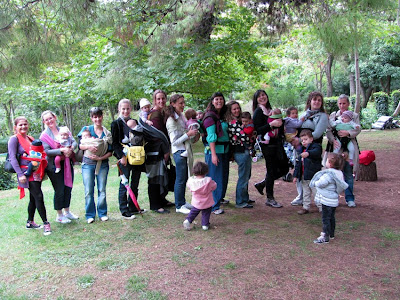 Πείτε sliiiiiing! Μερικές από τις μαμάδες babywearers που επισκέφθηκαν το Βοτανικό Κήπο στο εορτασμό της IBW 2010!
