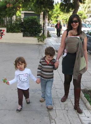 Βόλτα με τα παιδιά και το μωρό στο μαρσιπο sling