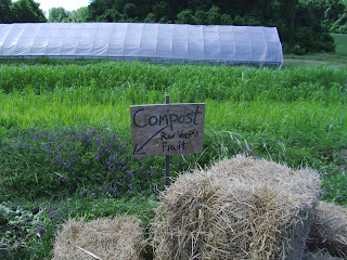 compost sign asking for raw veggies and fruit
