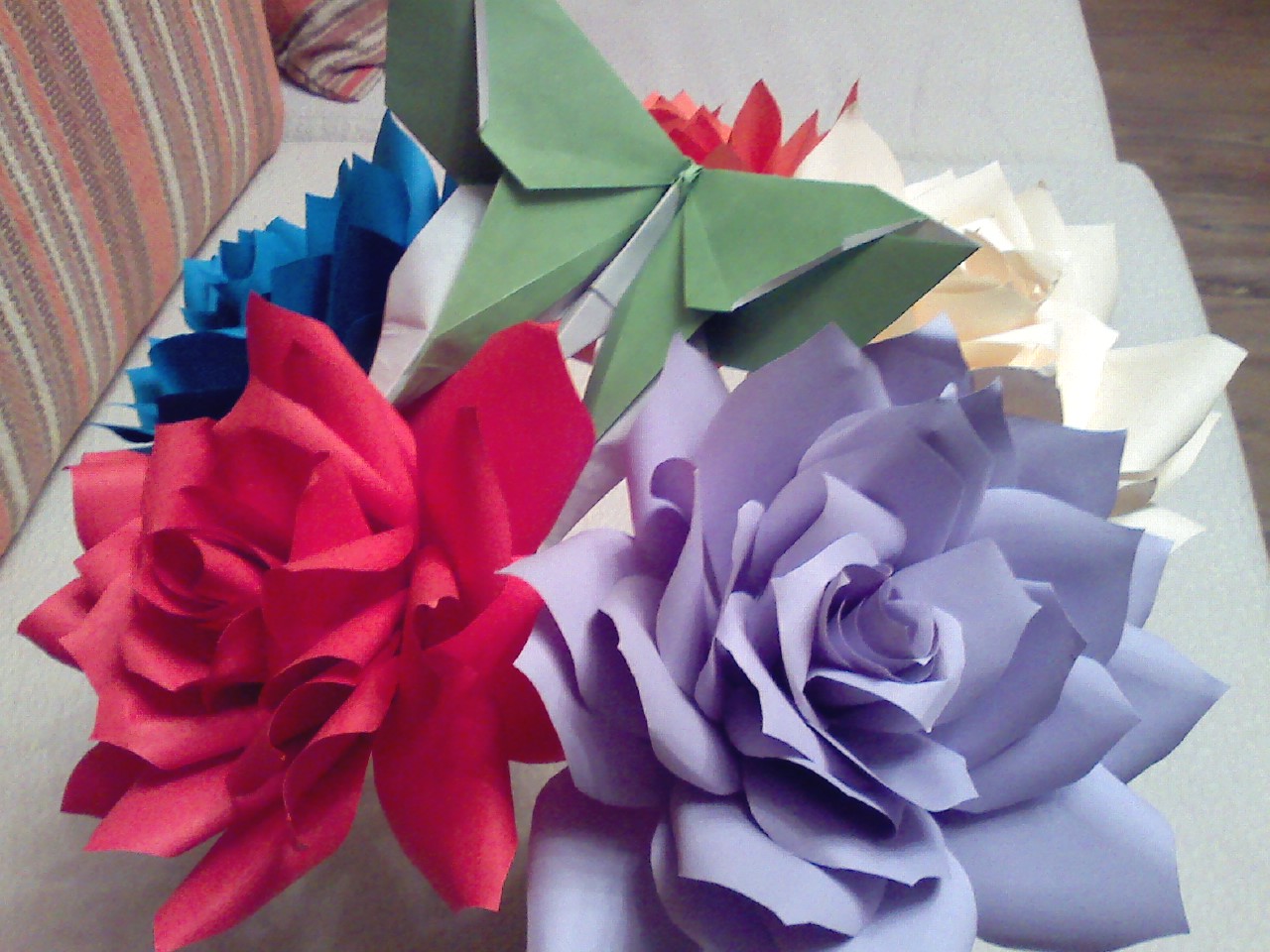 Creatie si bijuterii din hartie: Trandafiri din hartie