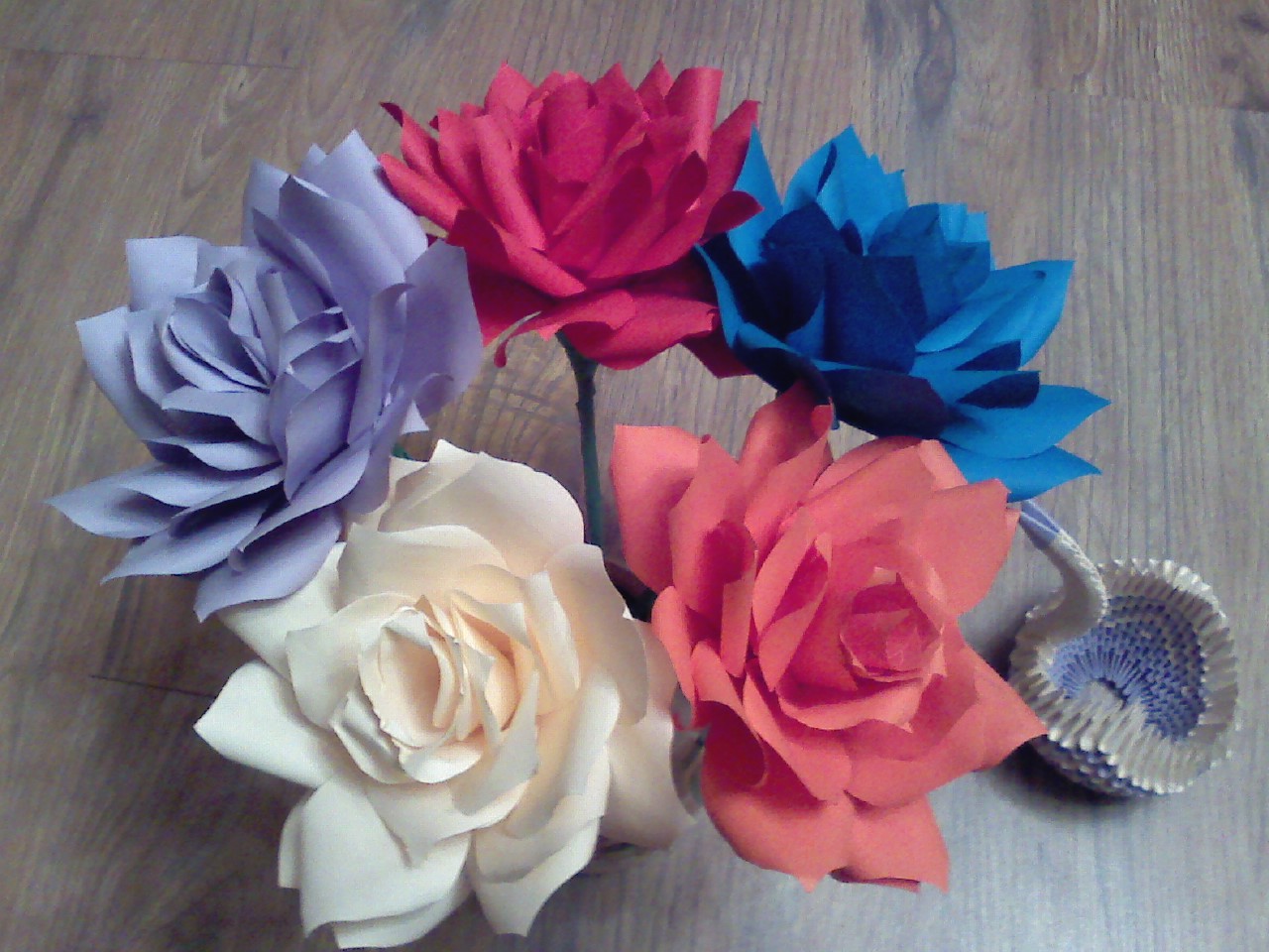 Creatie si bijuterii din hartie: Trandafiri din hartie