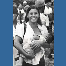 Mulher nicaraguense amamenta seu filho durante a Revolução Sandinista