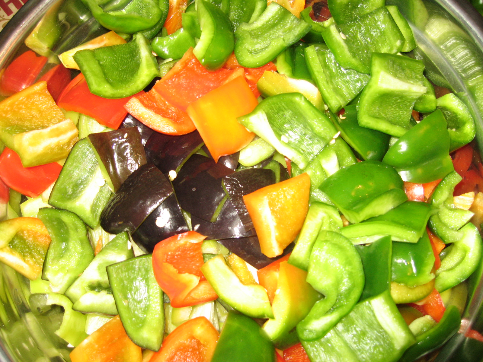 квашеный острый перец по-армянски. перец острый на зиму с болгарским. перец цицак заквасить. морковь и болгарский перец. квашеный болгарский перец.