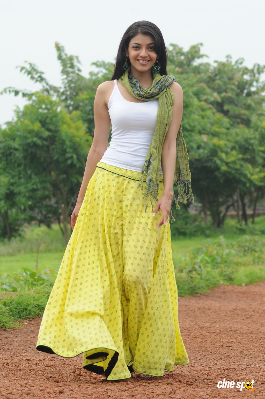 Actress Headlines: Kajal Agarwal look Hot in sleeveless dress