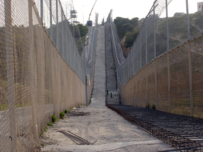 Un+inmigrante+intenta+saltar+la+valla+de+Ceuta+para+dejar+Espa%25C3%25B1a.jpg