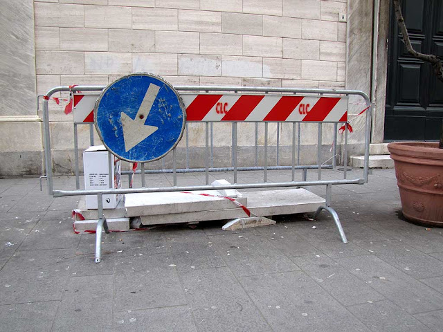 Collapsed bench, Via della Madonna, Livorno