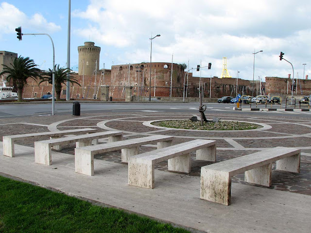 Benches, Palazzo del Portuale, Piazza del Pamiglione, Livorno