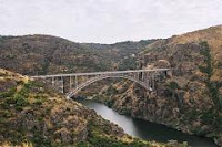 Viaducto llegando a la localidad zamorana de Pino del Oro