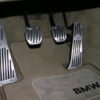 Multas por conducir con chanclas o sandalias pedales vehículo
