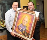 I Premio Nacional de Ajedrez Chessy: Alfonso Romero entregando caricatura a Leontxo García