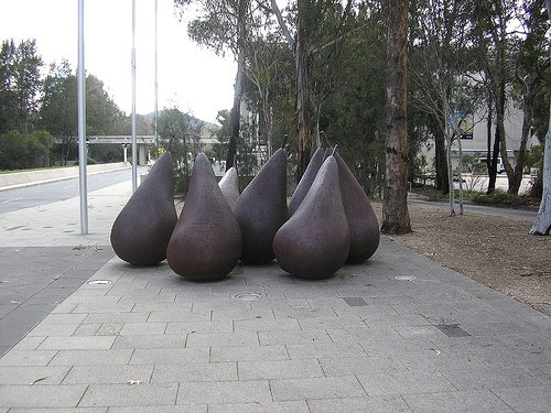 [george_baldessin_pear_sculpture1.jpg]