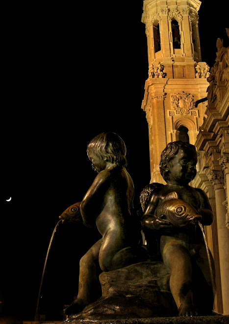 Plaza del Pilar ,fuente y luna