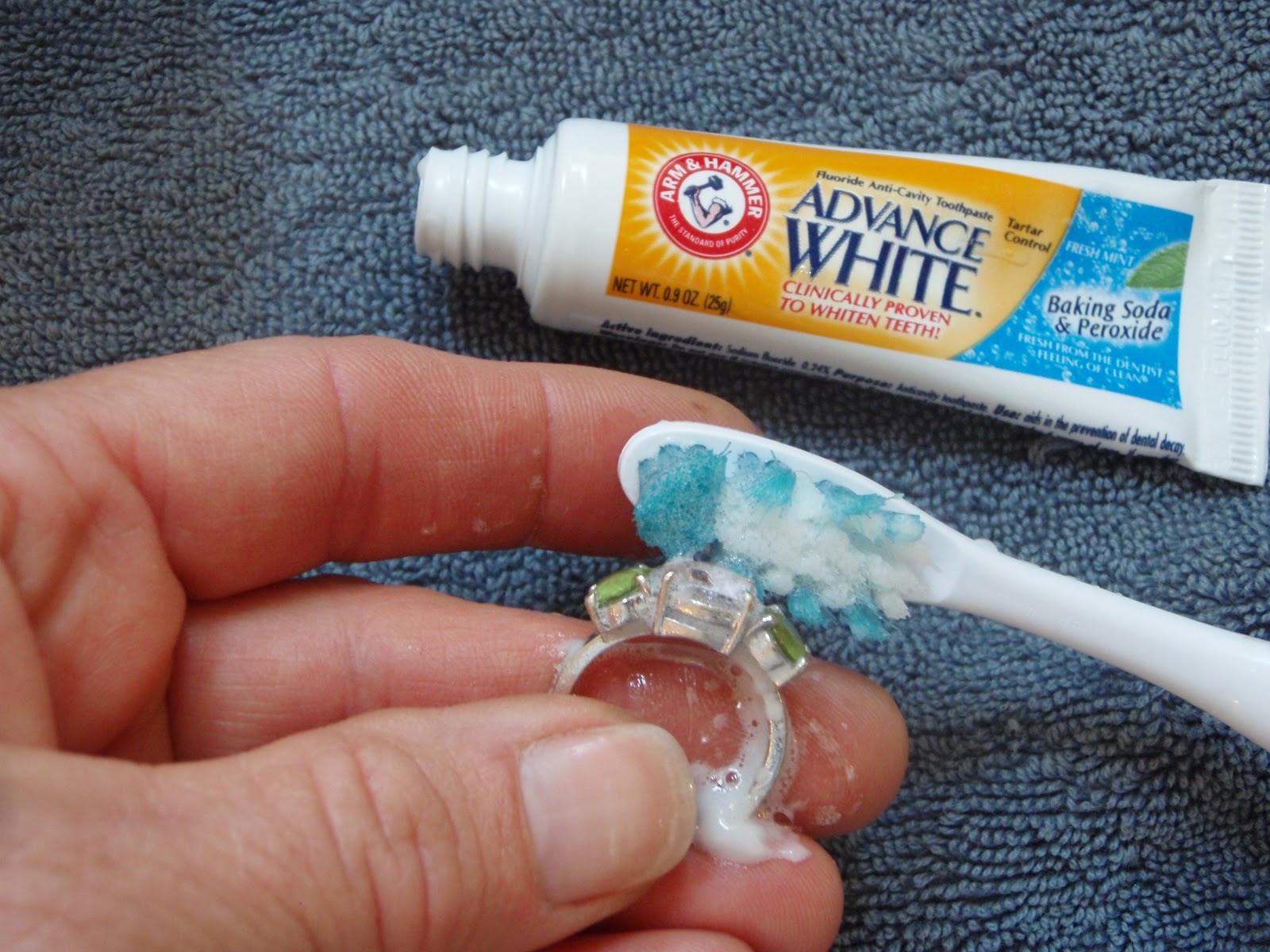 Можно чистить зубы в рамадан зубной пастой. Зубная паста. Зубная паста в быту. Зубная паста Toothpaste. Чистка украшений зубной пастой.