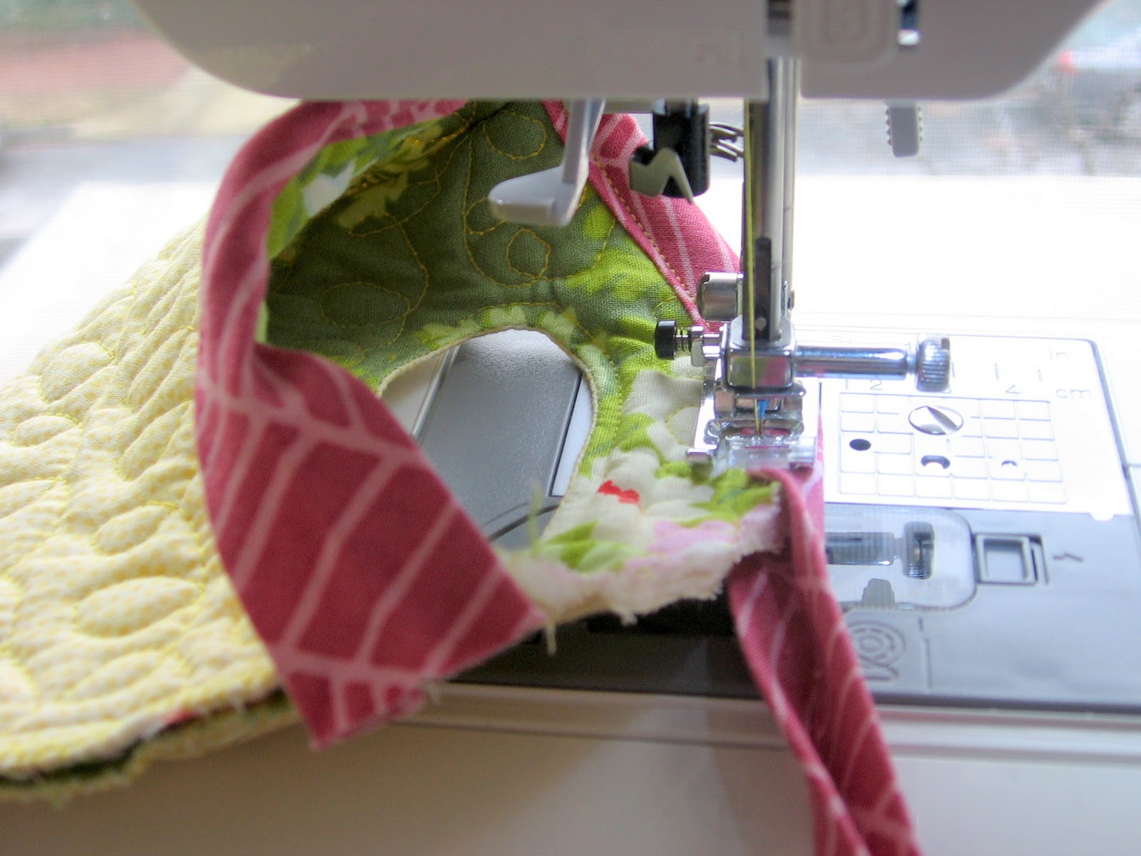 needle-and-spatula-quilted-wine-tote-sewing-tutorial