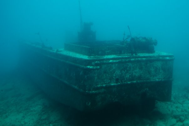 [4_submarineandLuau_010.jpg]