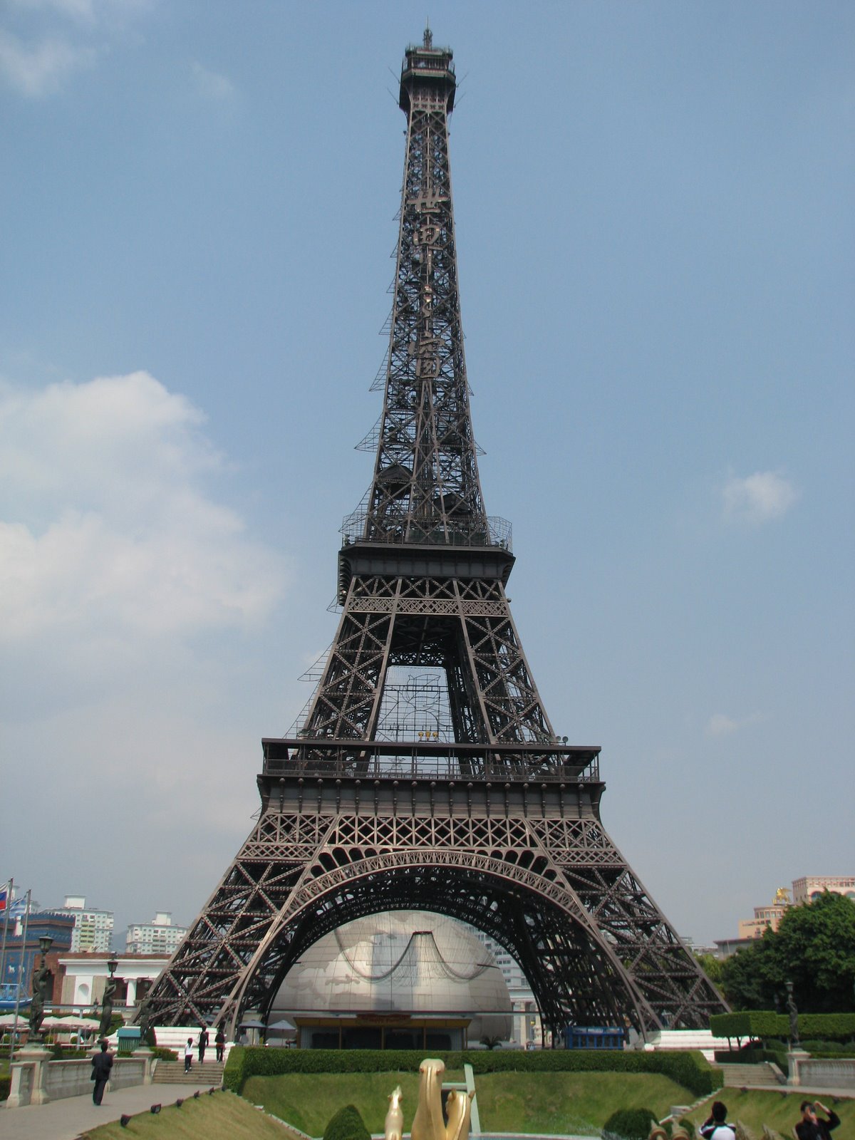 [eiffel-tower_0893.JPG]