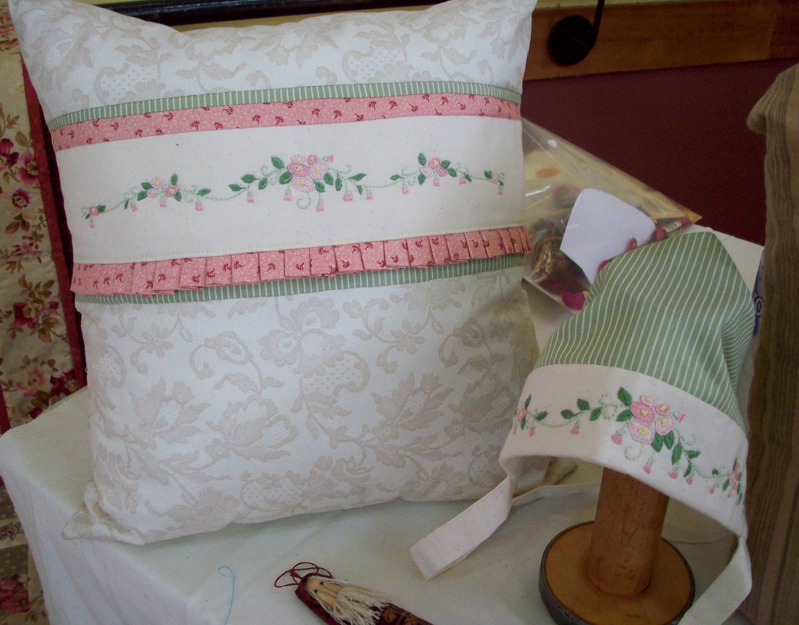 [Kerry's+cushion+and+bonnet.jpg]