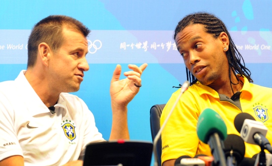 [dunga_ronaldinho.jpg]