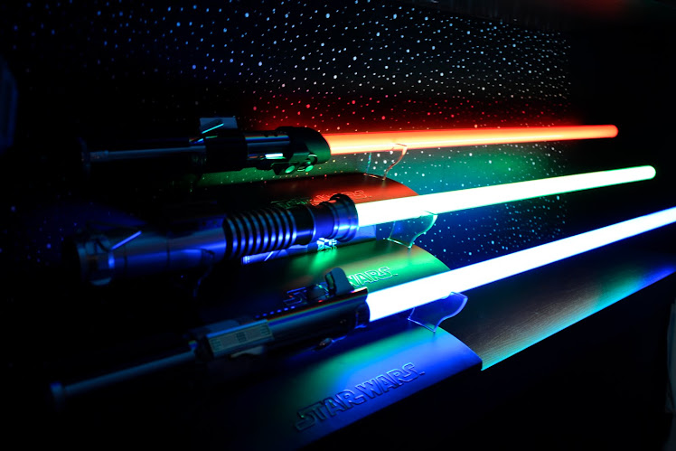 sables laser (de abajo a arriba) de ANAKIN, LUKE episodioVI y DARTH VADER. de asbro