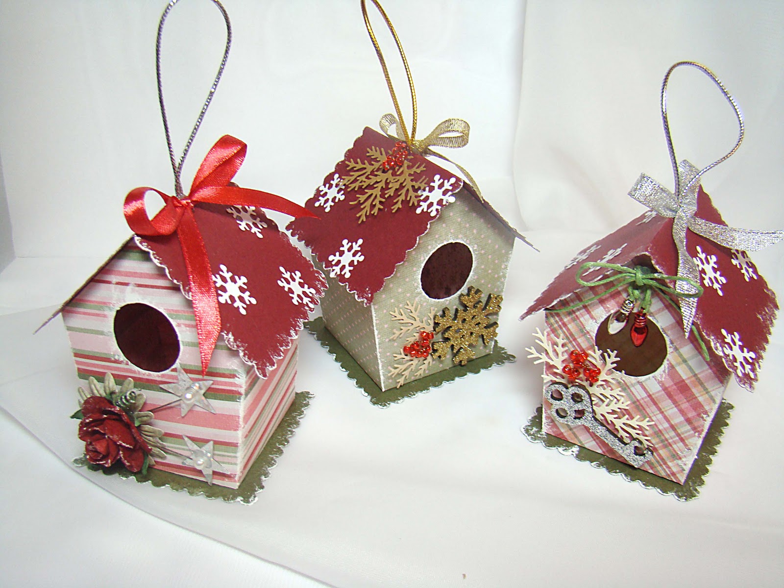 новогодний домик. новогодняя игрушка домик из картона. новогодняя игрушка домик на елку. рождественский домик из фетра. новогодняя игрушка домик из картона.