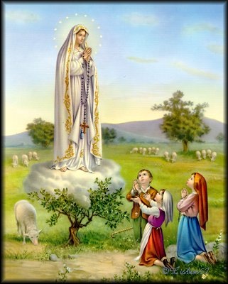Nossa Senhora de Fátima e os três Pastorinhos de joellhos.