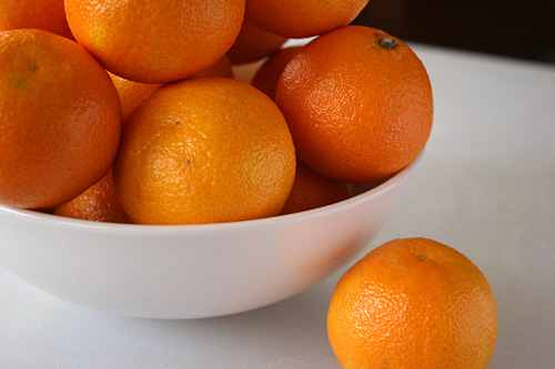 Пятно от апельсина как отстирать. Подчищенный мандарин. Пятна от лимона. Пятно от мандарина. Пятно от мандарина.