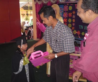 En Shabri Menyampaikan Hadiah Kepada Murid