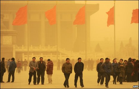 Tormenta de arena en China deja Beijing envuelta en un polvo naranja