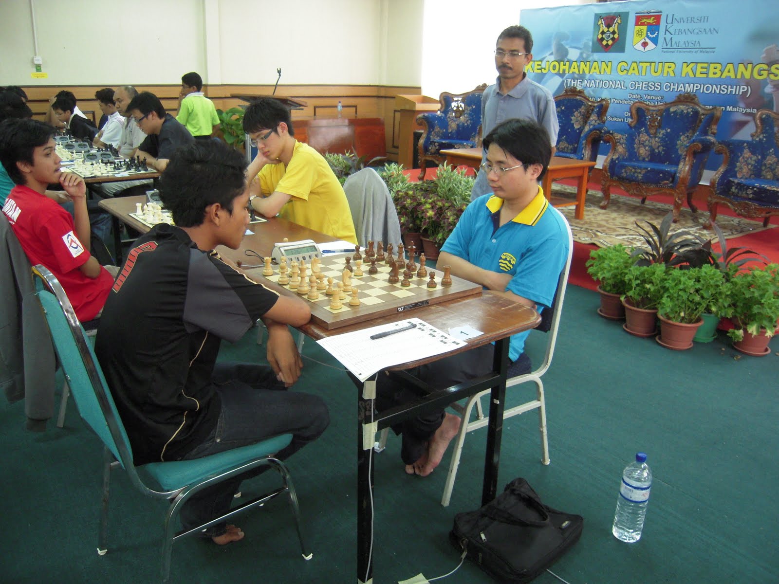 Tan Khai Boon vs M Nabil Azman Hisham on first board, round 8, MNCC 2010!