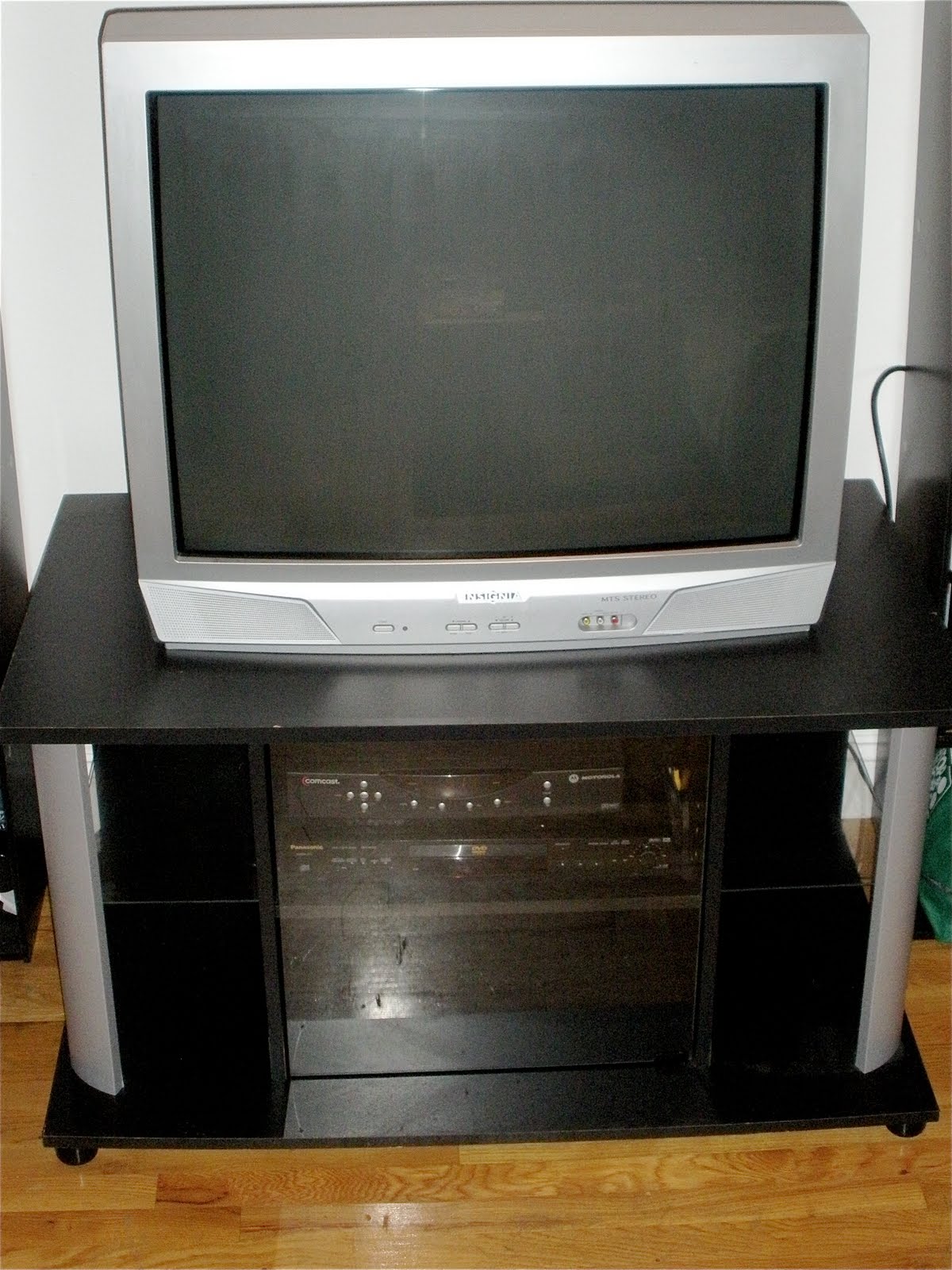 Furniture Sale: 32" Insignia TV