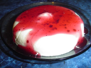 Panna Cotta cu sos de fructe de padure