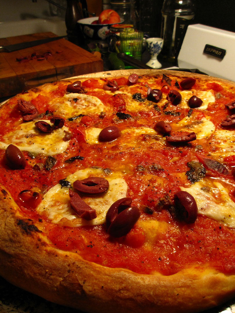 [Pizza+with+anchovies+and+olives.jpg]