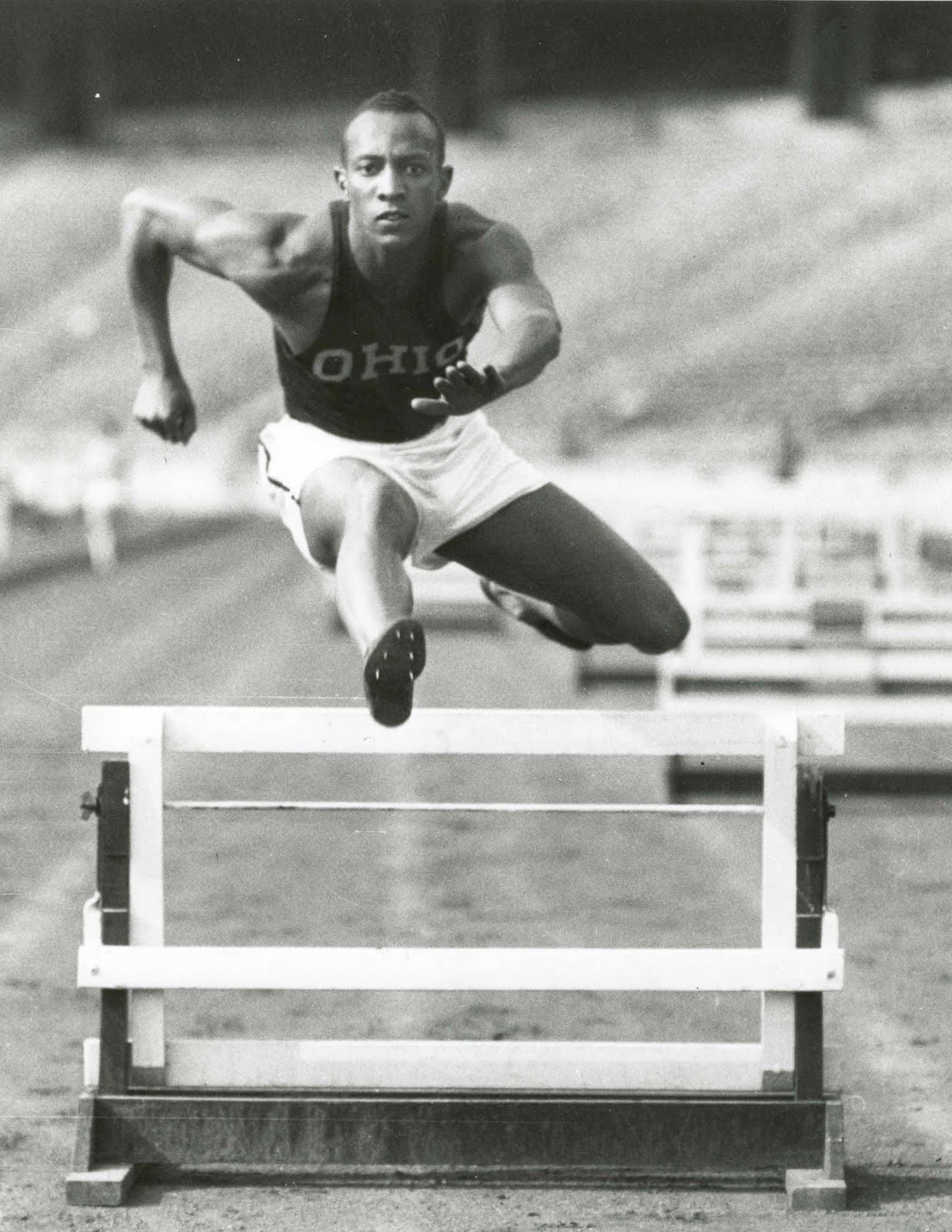 [jesse_owenshurdle1.jpg]