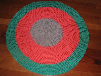 Alfombra gris,coral y verde