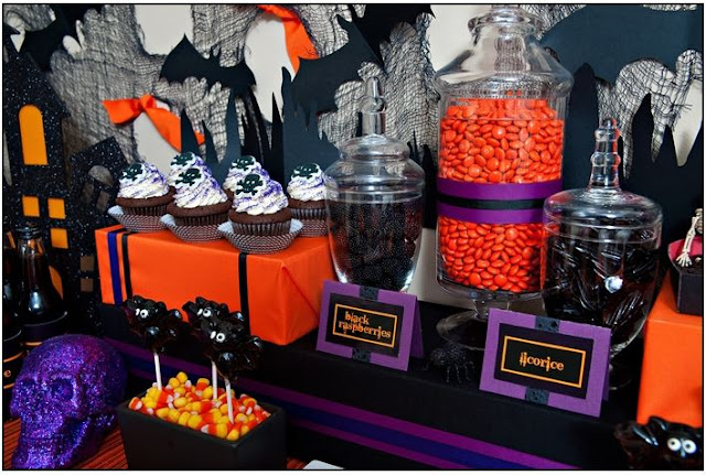 Halloween Chic Purple & Black Party Ideas - via BirdsParty.com