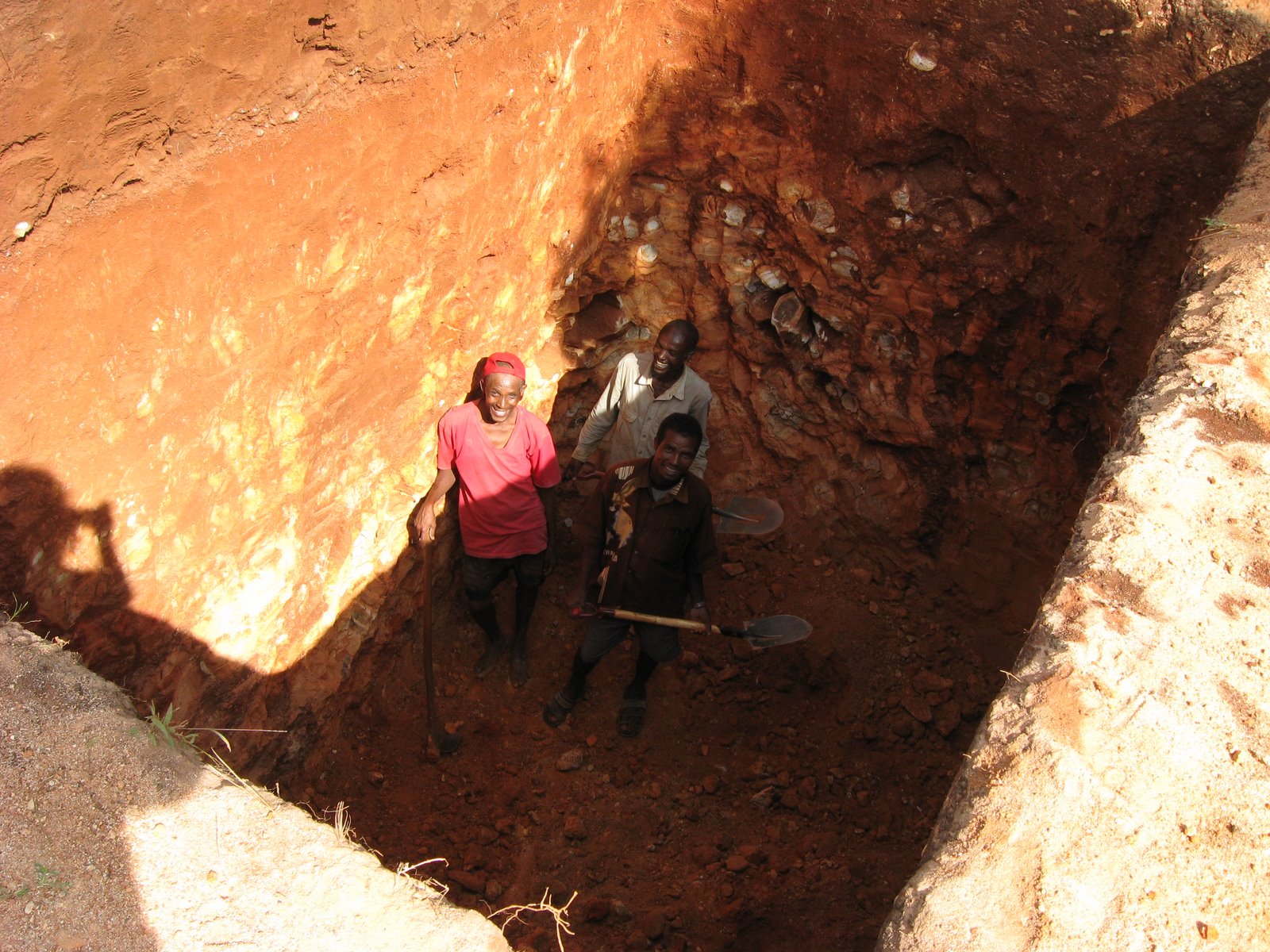 [digging+the+pit.JPG]