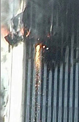 Flujo de material incandescente visible en el WTC2 antes del colapso