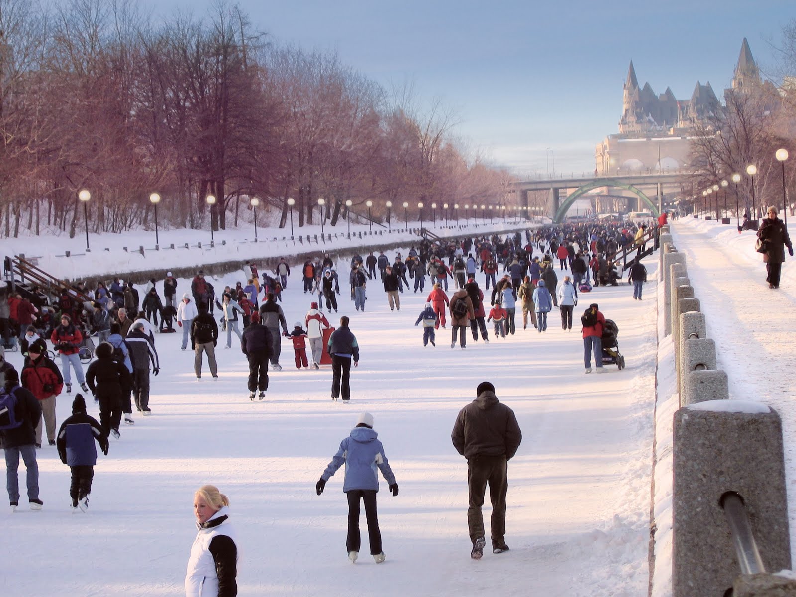 [OttawaTourism_ott-rideaucanal-skating_sm.jpg]