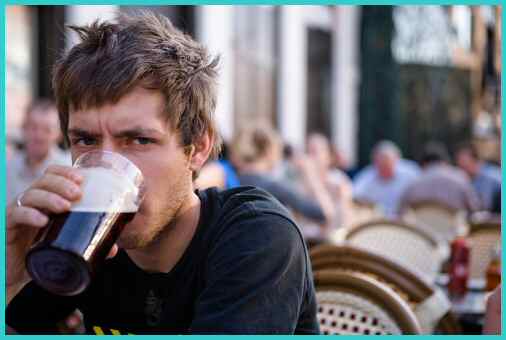 [male-college-student-drinking-beer-at-a-pub.jpg]