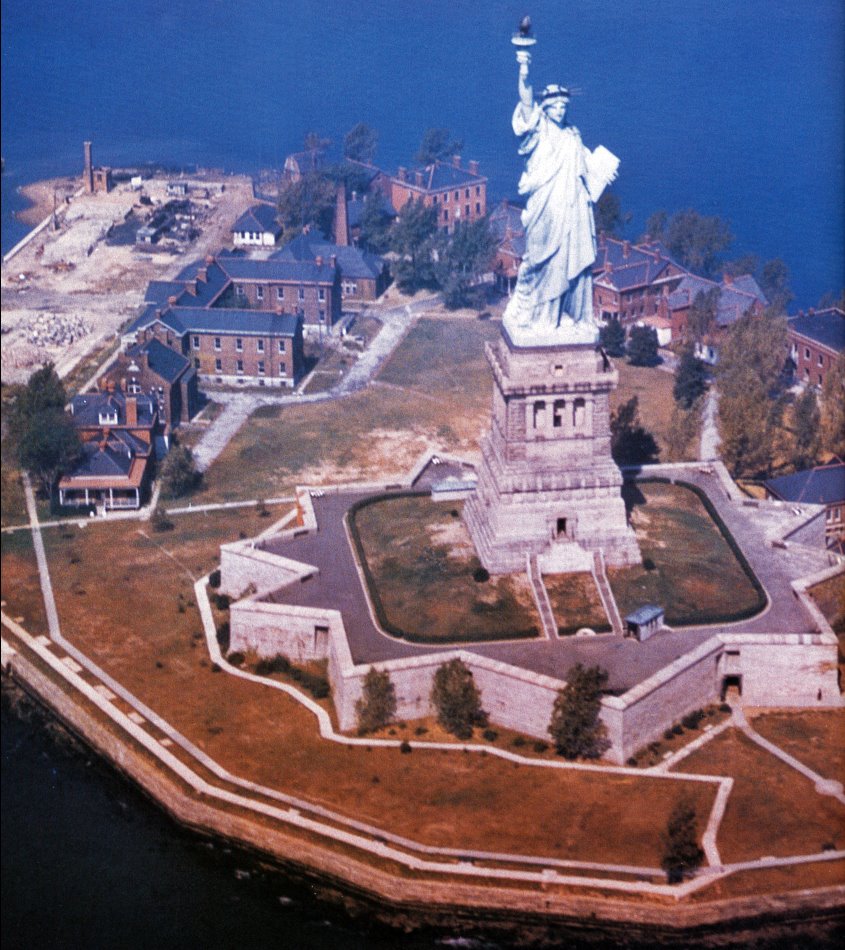 [statue+of+liberty+1940.jpg]