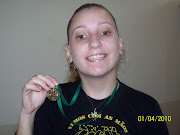 Alegria da Bruna com a medalha que ganhou no Xadrez.